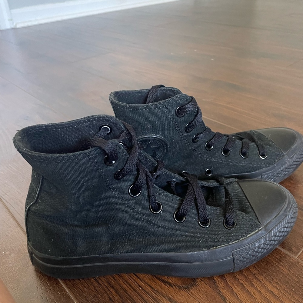 All black converse women’s size 6